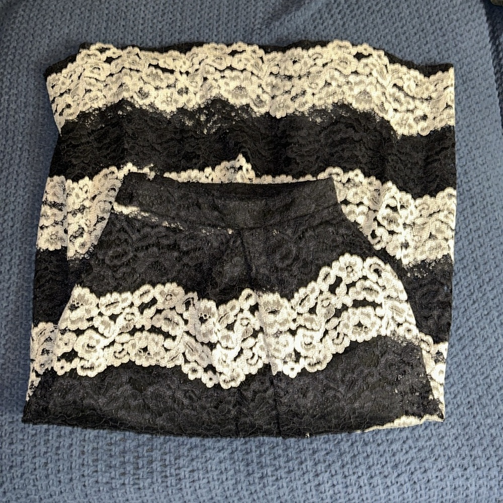 Who What Wear beautiful Black & White floral lace skirt. Size 18 - Picture 2 of 9
